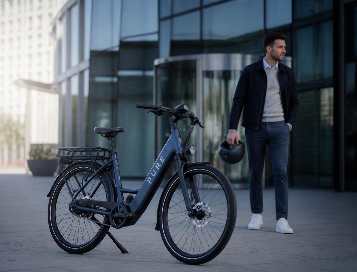 Modernes E-Bike vor einem Bürogebäude als Dienstrad