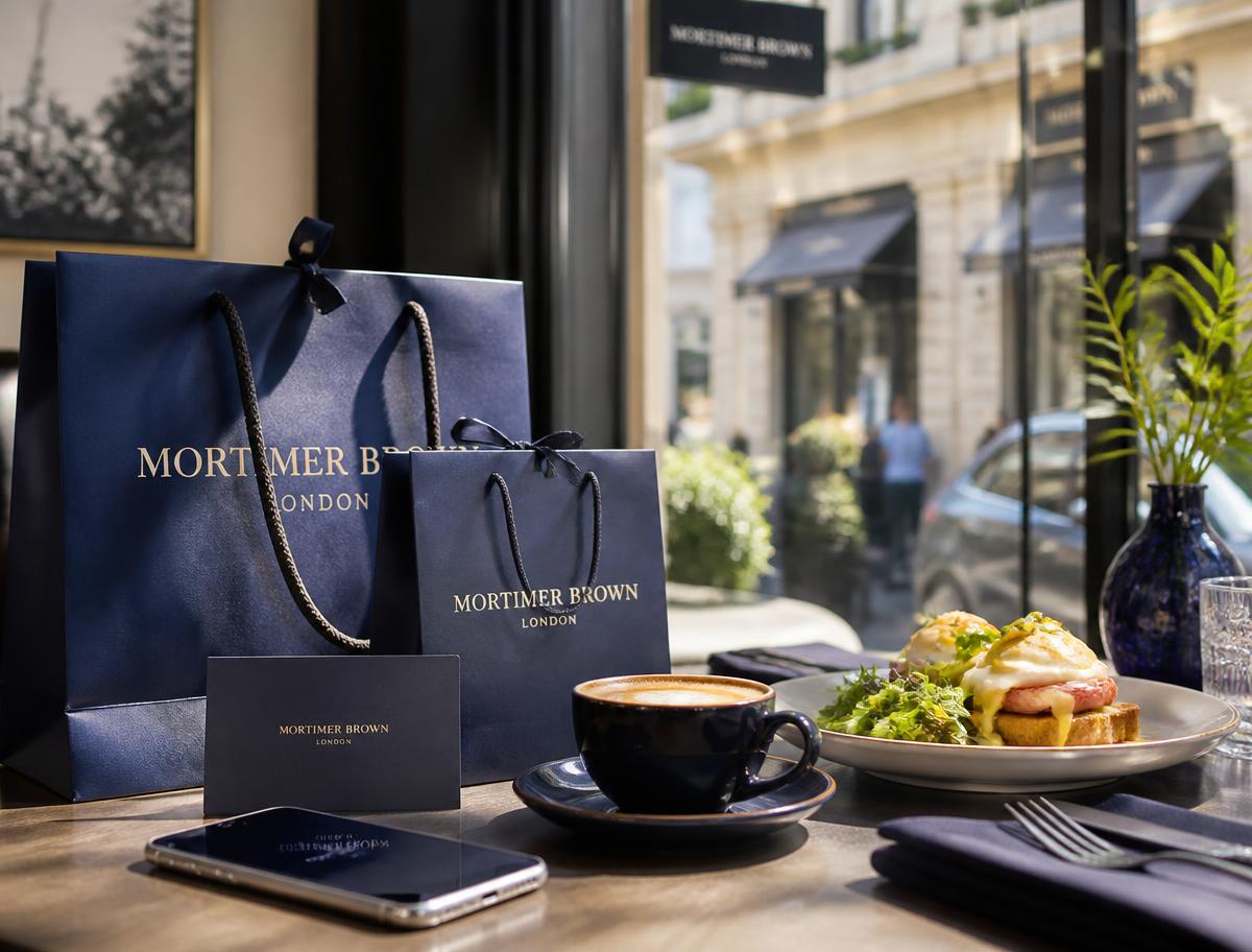 Shopping-Taschen und Restaurantbesuch als Mitarbeitervorteil
