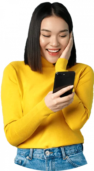 „Glückliche asiatische Frau mit Handy, MakeMore.de App und Dienstleistungen.“