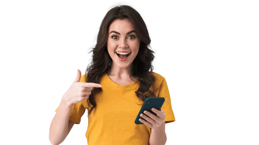 Frau zeigt auf ihr Smartphone mit der MakeMore App – Glücklich über die Vorteile der App